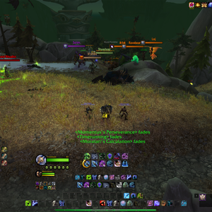 Das Bild zeigt eine fantasy-ähnliche Landschaft mit einer grünen, moosigen Umgebung. Im Vordergrund sind mehrere Charaktere oder Spielfiguren sichtbar, die in einem Kampf verwickelt zu sein scheinen. Im Hintergrund sind Bäume, Felsen und andere natürliche Elemente zu erkennen, die eine mystische und düstere Stimmung vermitteln.